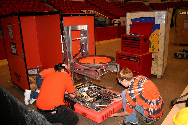 IMG_2630.JPG - This robot uses vacuum to pick up the ball - but I haven't seen it yet.