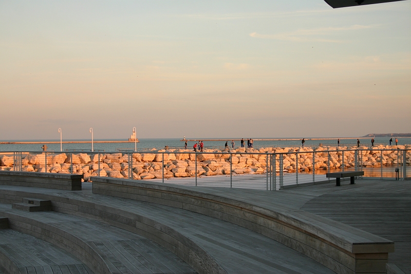 IMG_2836.JPG - The breakwater.