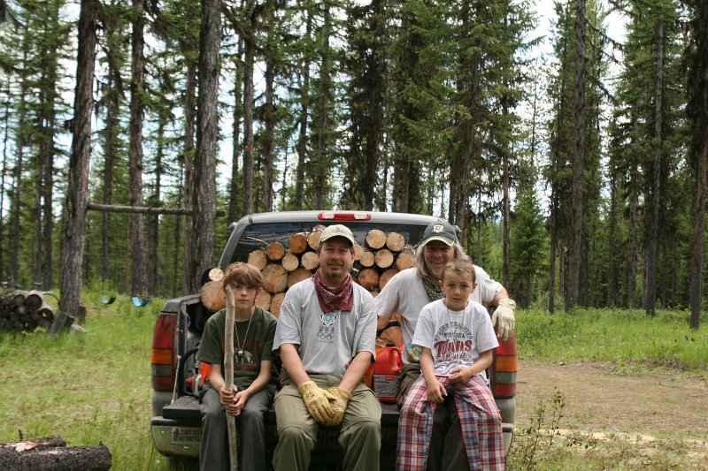 IMG_2141.JPG - A load of wood and the happy crew.